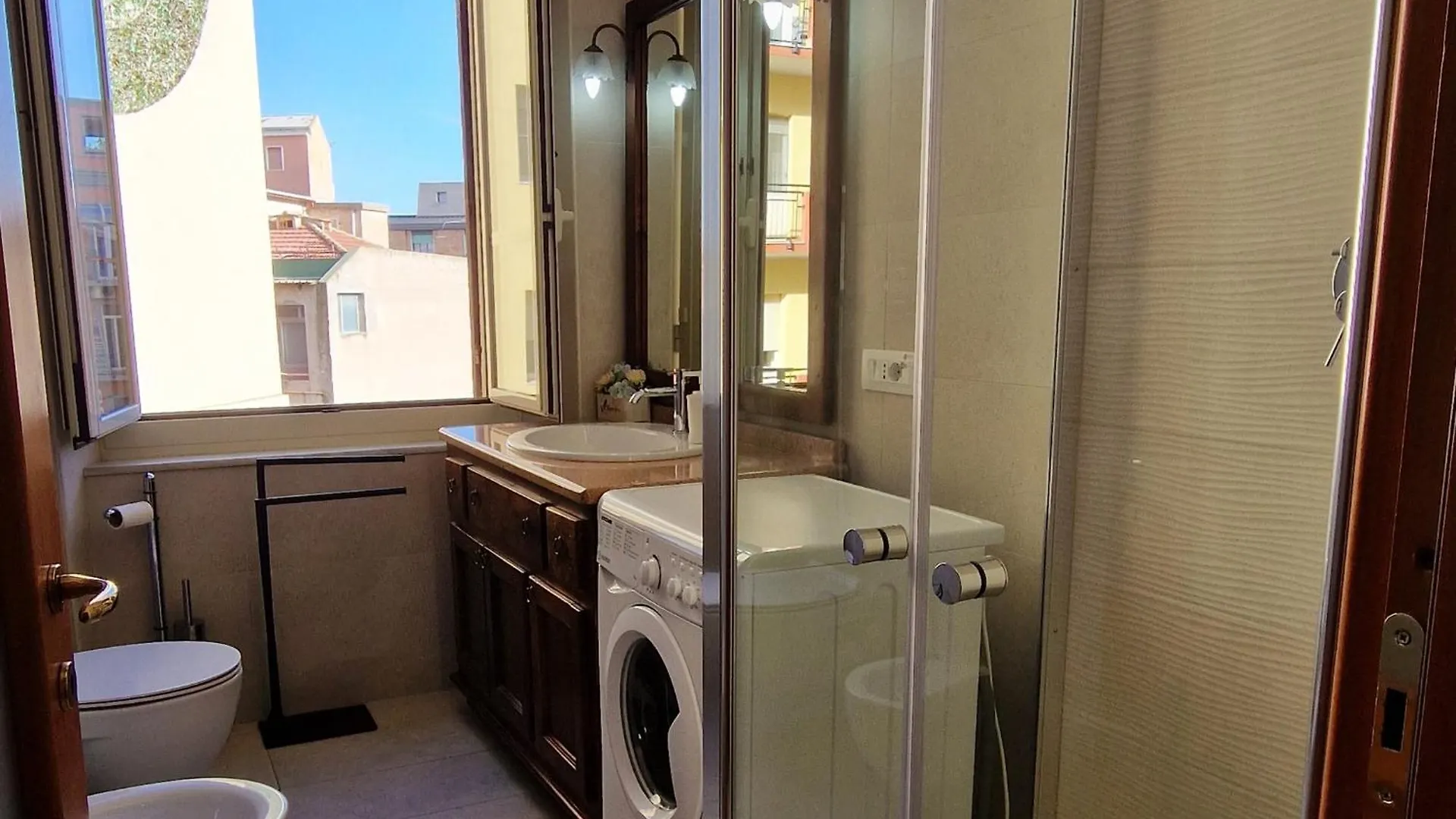 Bellissima Camera Bagno Privato Piazza Galilei Cagliari 0*,  Italien